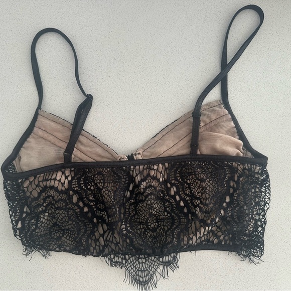 Elegant Black Lace Bralette - Picture 2 of 2